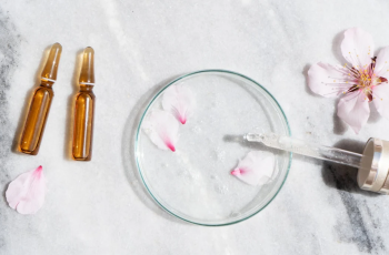 7 Natural Retinol Alternatives That Deserve a Spot on Your Shelf 7 Natural Retinol Alternatives That Deserve a Spot on Your Shelf
