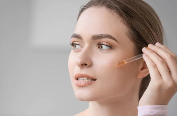 How to Layer Hyaluronic Acid and Vitamin C for Maximum Skin Benefits