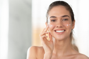 Maximizing Skincare Effectiveness: Damp vs. Dry Skin Application