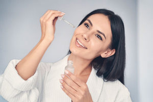 Should You Use Vitamin C at Night, Niacinamide in Morning?
