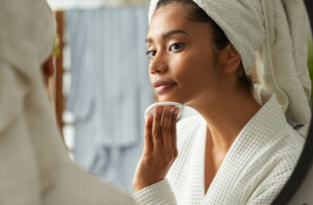 Mastering Skincare: How to Layer Vitamin C and Hyaluronic Acid