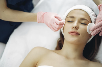 Astringents in Skin Care: What They Are, How They Work, and How to Use Them Safely