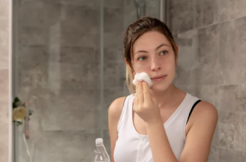 How to Wash Off Sunscreen Effectively Without Damaging Your Skin