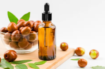 Jojoba Oil in Skin Care: Benefits, Uses, and How It Works for Different Skin Types