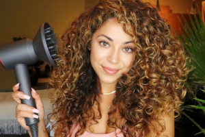How to Use a Hair Diffuser for Frizz-Free Volume and Defined Curls
