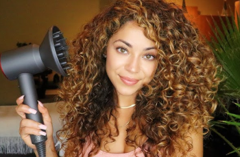 How to Use a Hair Diffuser for Frizz-Free Volume and Defined Curls